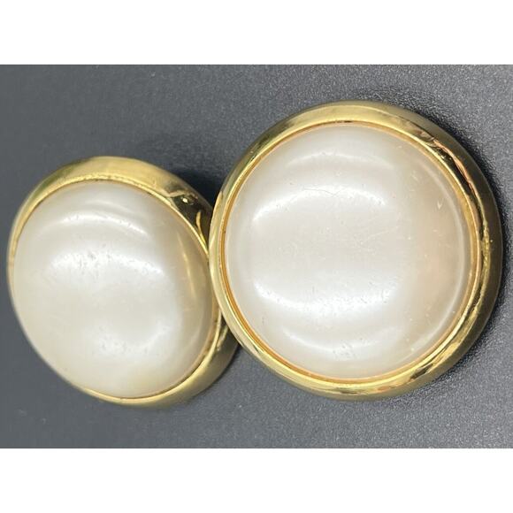 RICHELIEU Vintage Large Dome Off White Faux Pearl Gold Tone Clip On Earrings - Picture 4 of 13